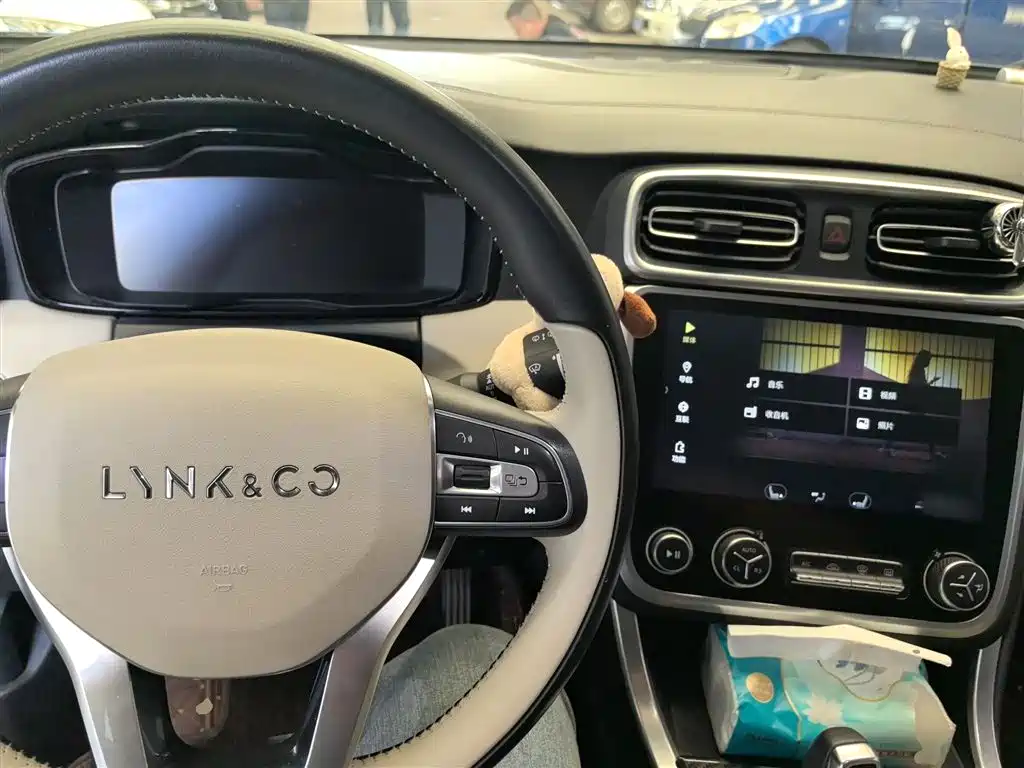 Lynk & Co 01 2017 2.0T 2WD Pro Shine Edition фото 10