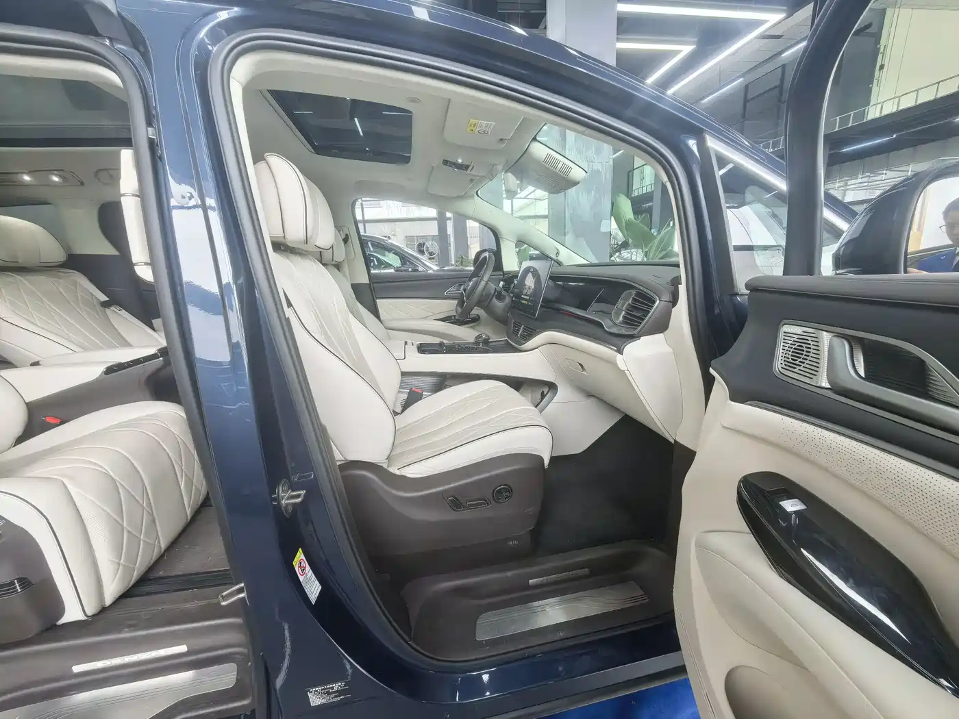 Denza D9 2024 DM-i 980 AWD Flagship фото 18