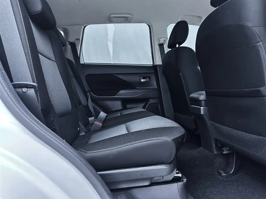 MITSUBISHI OUTLANDER