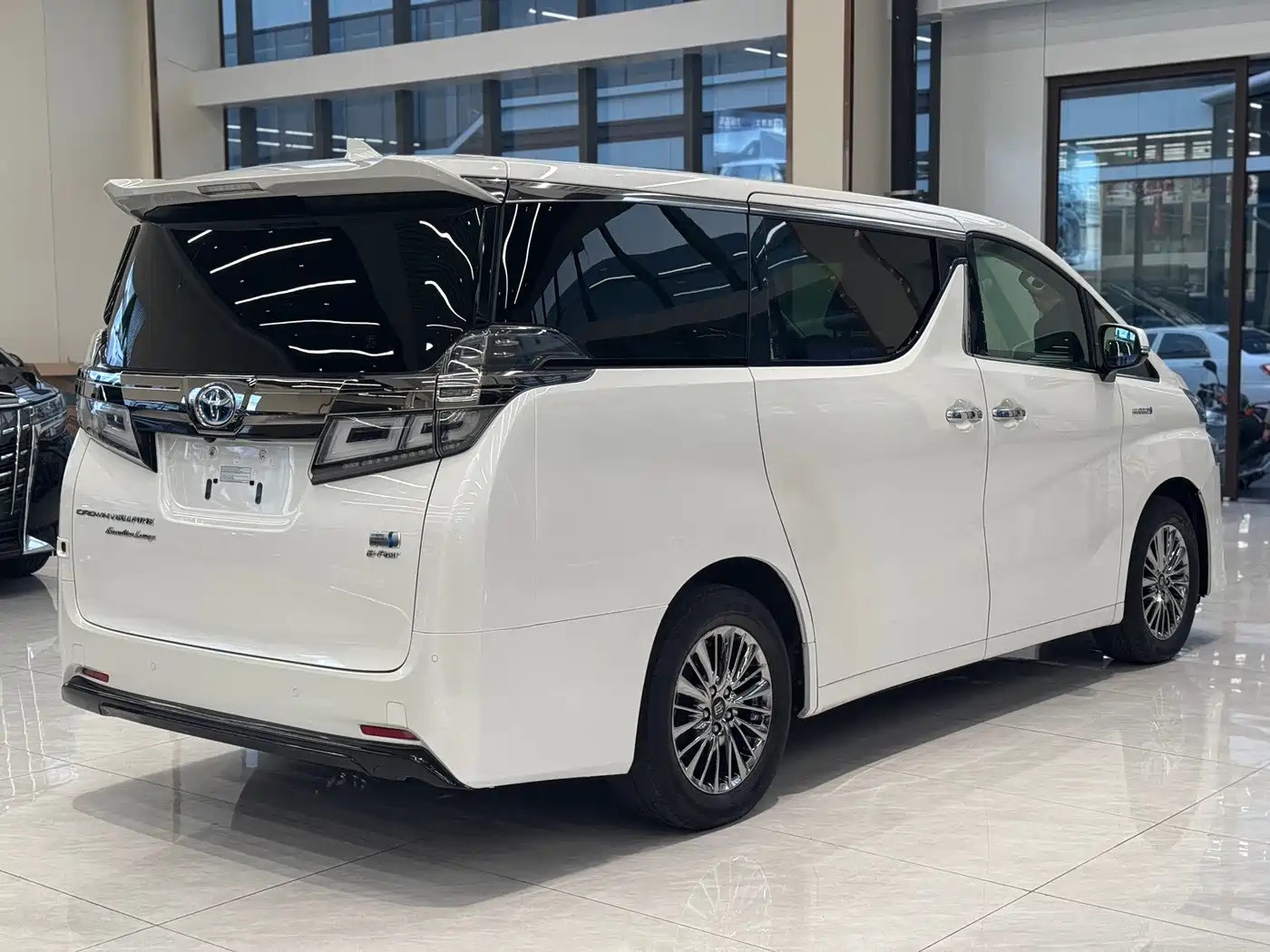 Toyota Vellfire 2023 Crown Hybrid 2.5L HV Premium фото 10