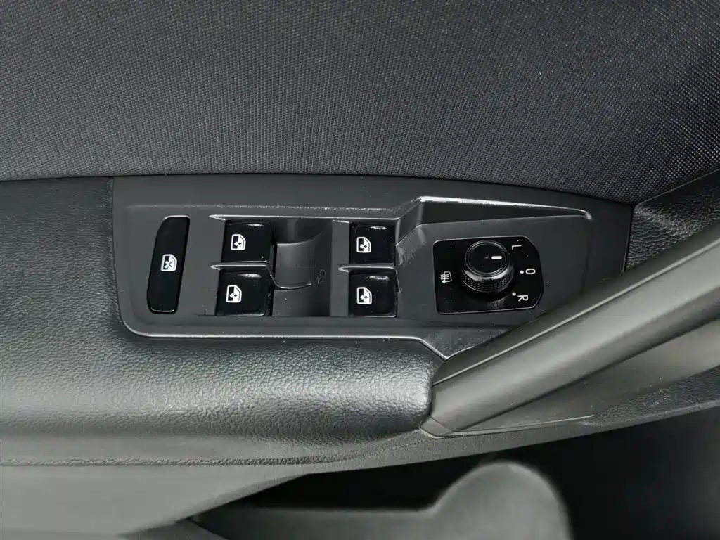 Volkswagen Tiguan L 2022 330TSI Automatic 2WD Comfort Edition фото 9