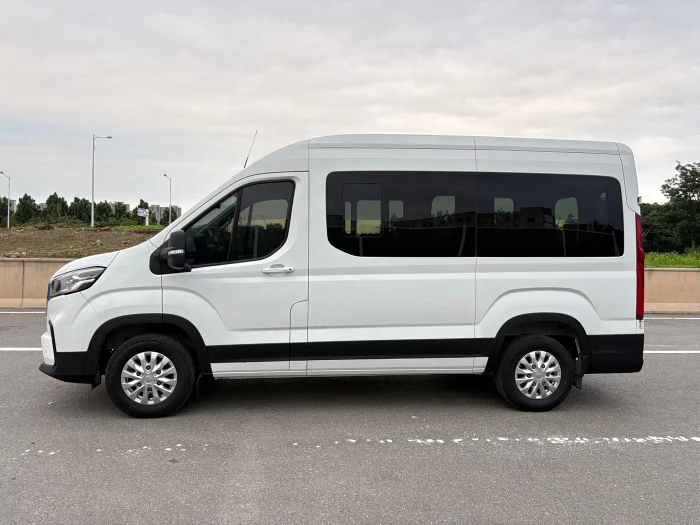 SAIC Maxus Xintu V90 2021 2.0T Automatic Smart Transporter RWD Single Tire Long Wheelbase High Roof 7-seater фото 2