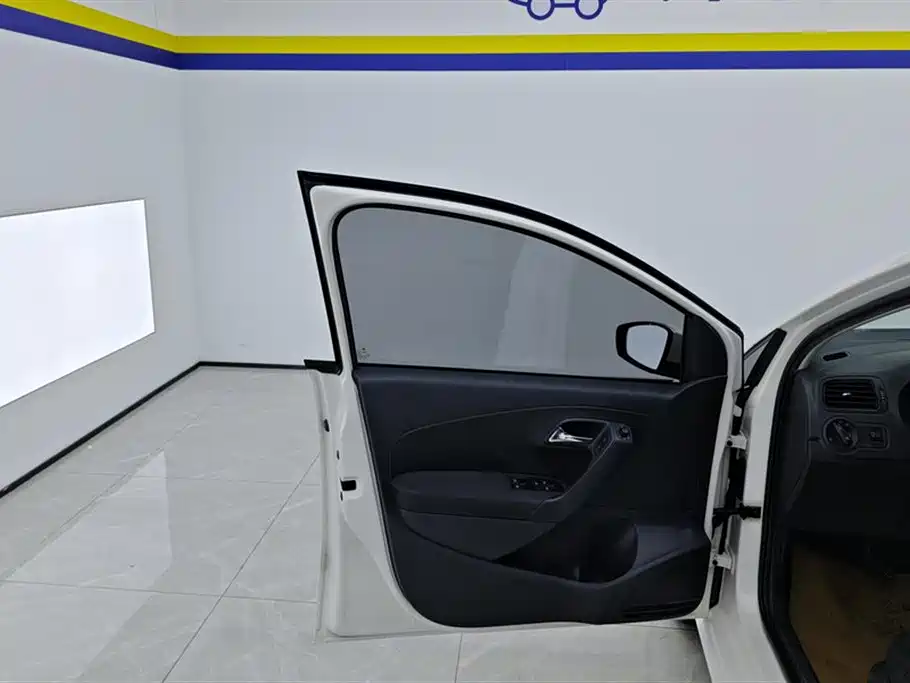 Volkswagen Polo 2014 1.4L Manual Trend Edition фото 7