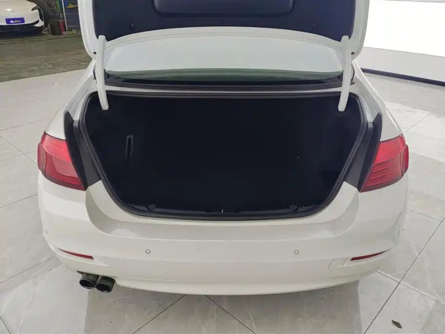 BMW 5 Series 2017 520Li Classic Edition фото 4