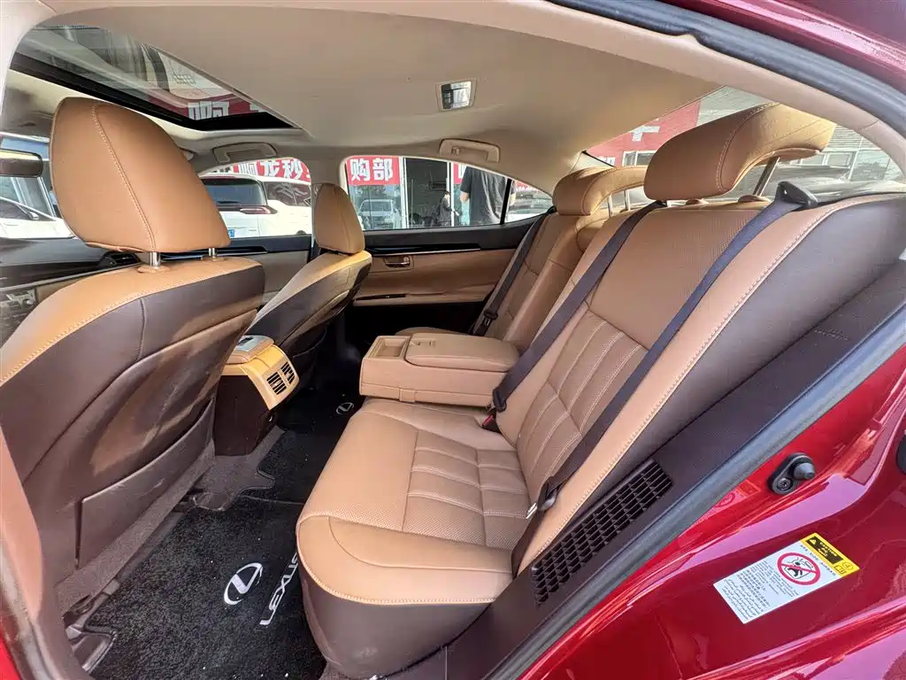Photo 6 - Lexus ES