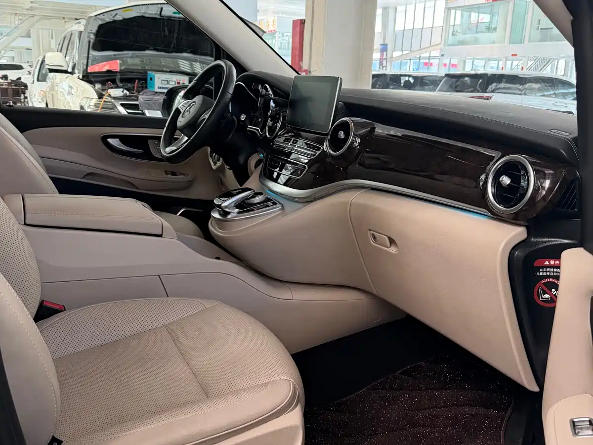 Mercedes-Benz V-Class 2018 V 260 L Premium Long Wheelbase Edition China VI фото 7