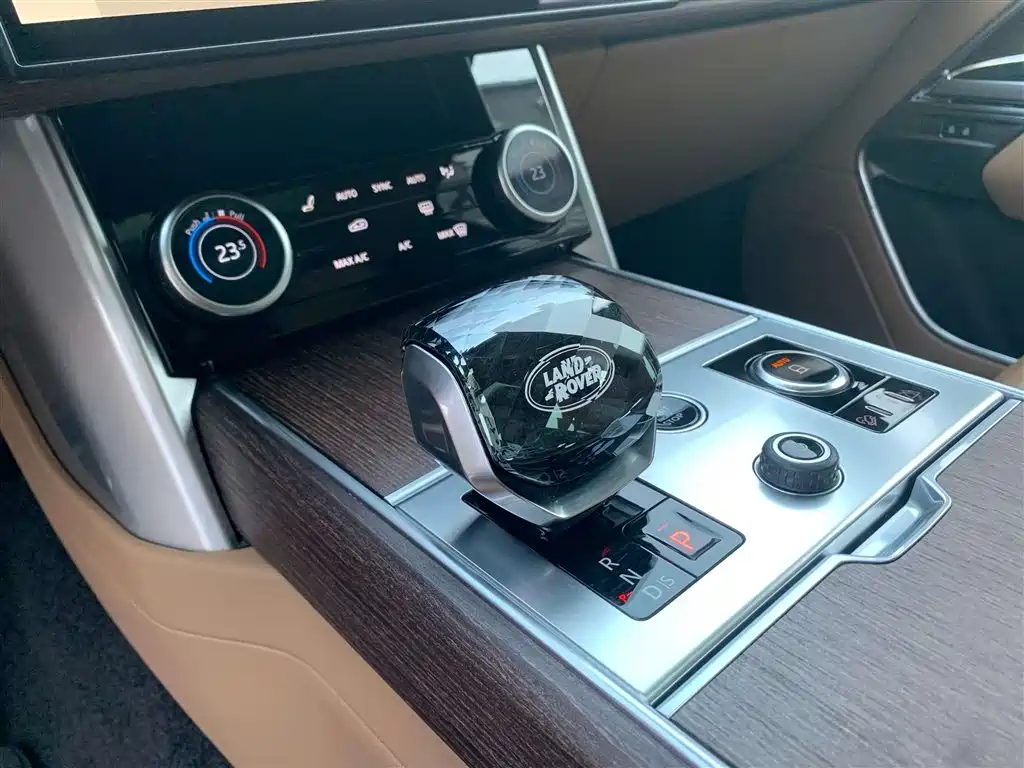 Land Rover Range Rover 2023 3.0 L6 360PS Golden Age Edition фото 12