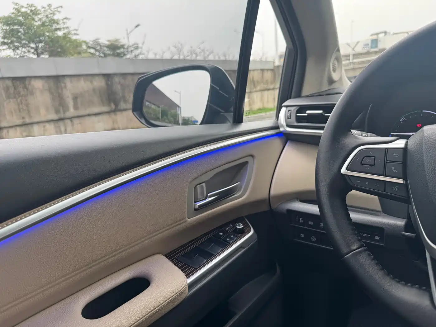 Toyota Granvia 2023 2.5L Hybrid Comfort Edition фото 27