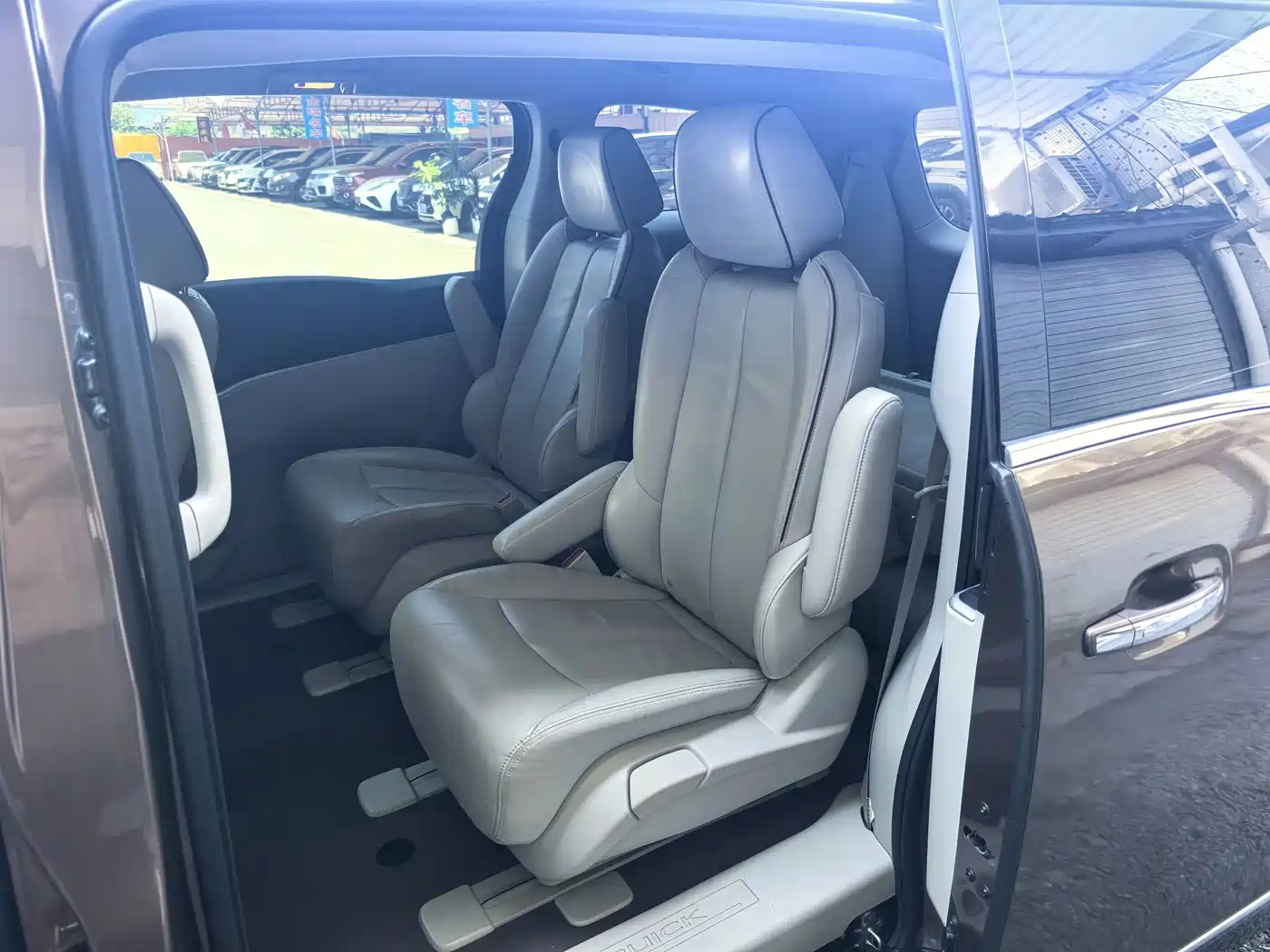 Photo 12 - Buick GL8