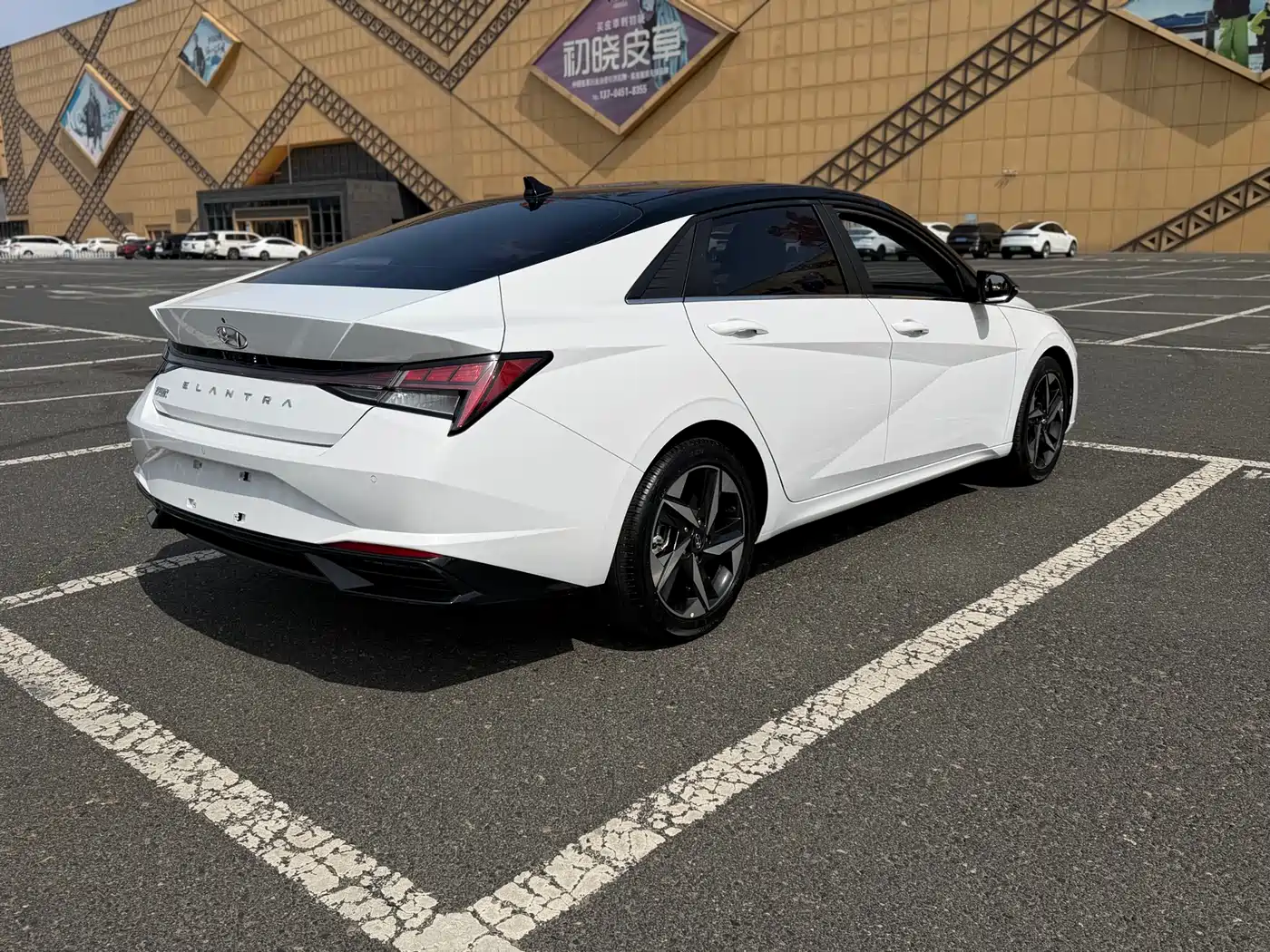 Hyundai Elantra 2022 1.5L CVT LUX Premium Edition фото 4