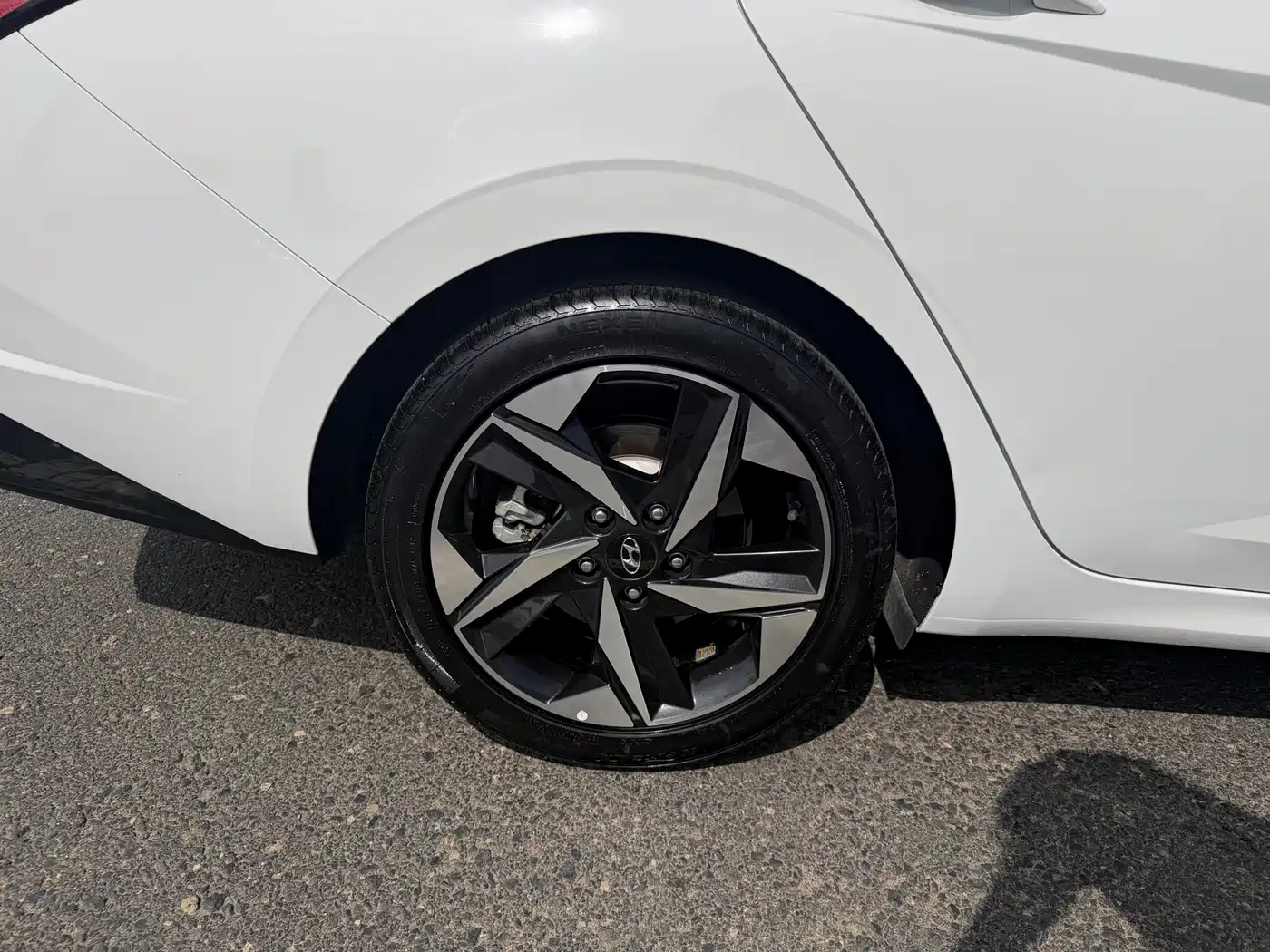 Hyundai Elantra 2022 1.5L CVT LUX Premium Edition фото 15