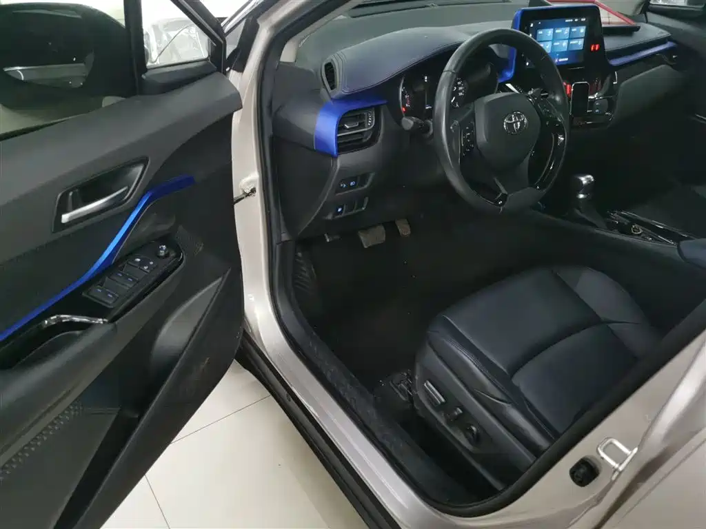 Toyota C-HR 2021 2.0L Luxury Edition фото 13