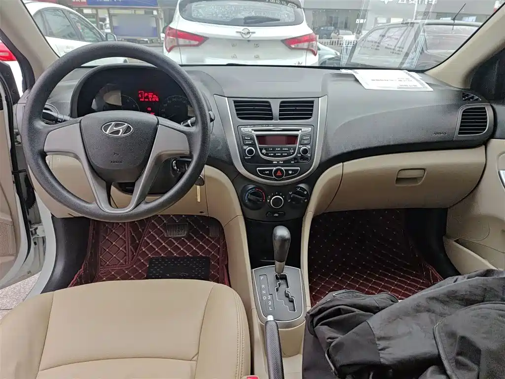 Hyundai Verna 2014 1.4L Automatic Smart GLS фото 10