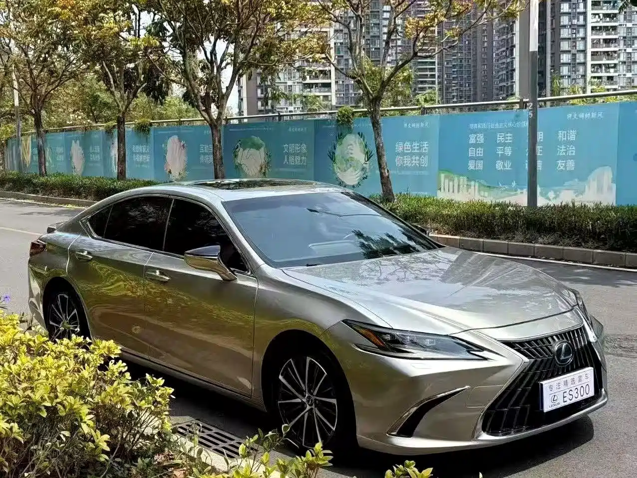 Фото 2 - Lexus ES
