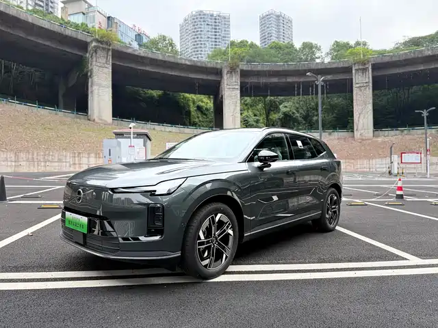  Volvo Volvo XC70 Plug-in Hybrid 2025 Standard
