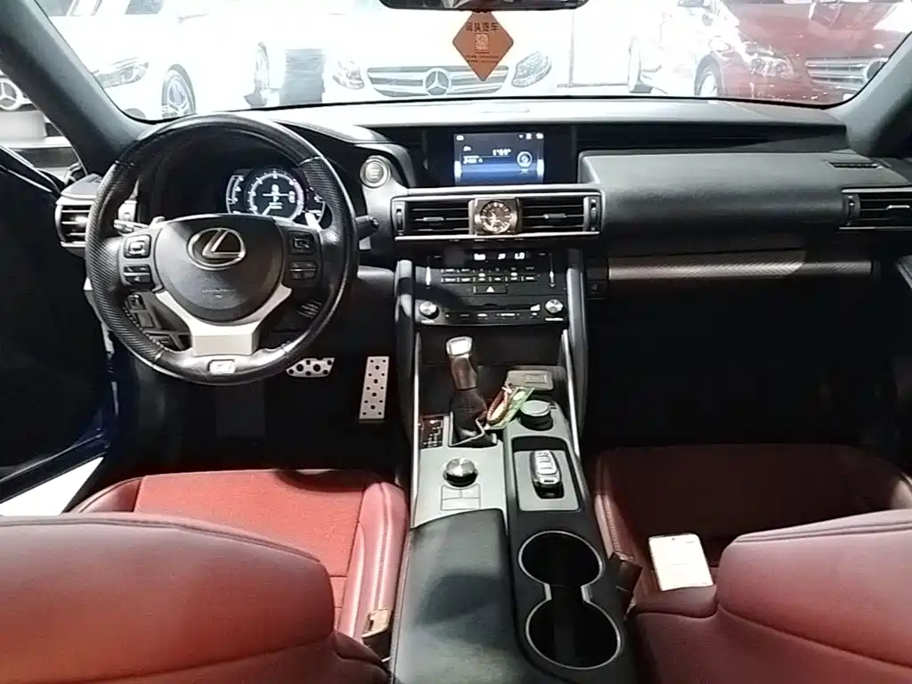 Фото 10 - Lexus IS