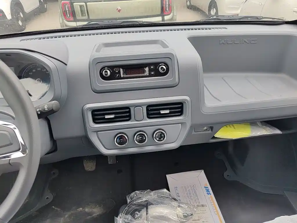 Wuling Motors Wuling Yangguang 2026 2024 300KM Comfort Bus Version 75kW