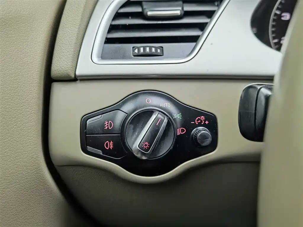 Audi A4L 2009 2.0 TFSI Technology фото 21