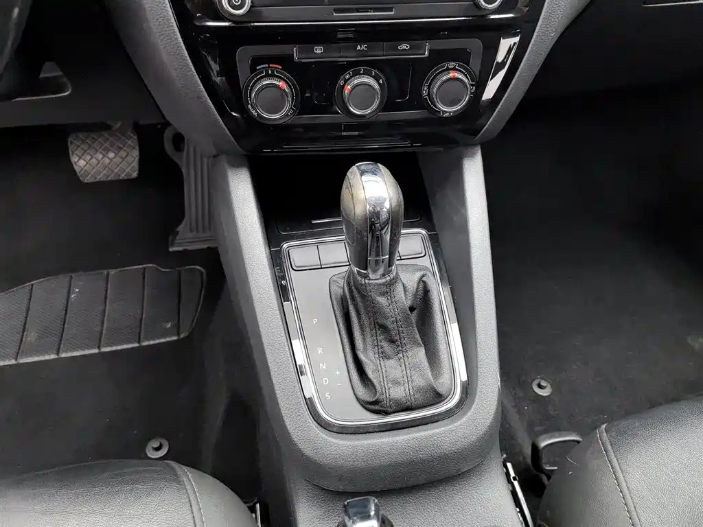 Volkswagen Sagitar 2015 1.6L Automatic Comfort фото 13