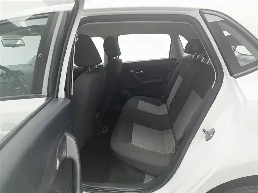 Volkswagen Polo 2018 1.5L Manual Safe Drive фото 15