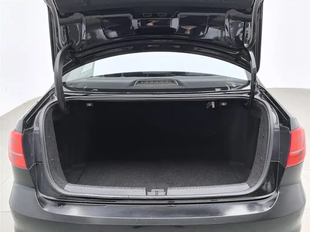 Volkswagen Sagitar 2015 1.6L Automatic Comfort фото 16