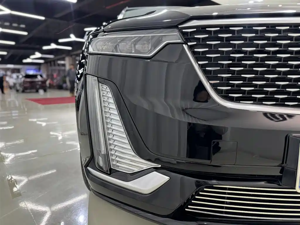 CADILLAC XT6