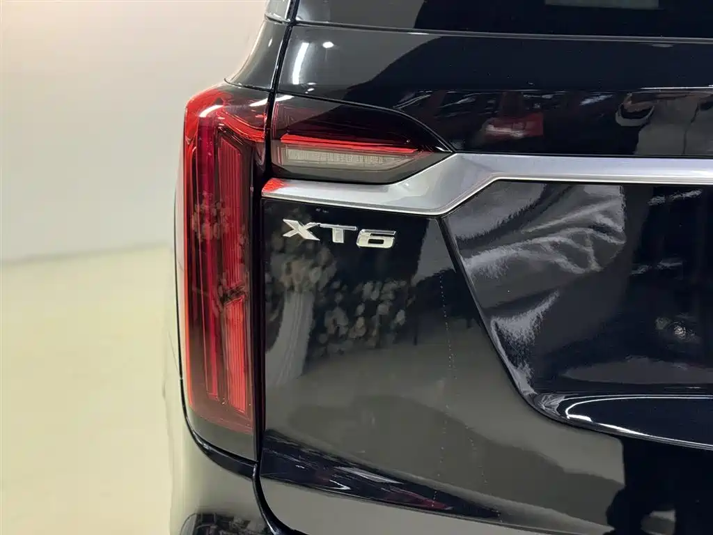 CADILLAC XT6