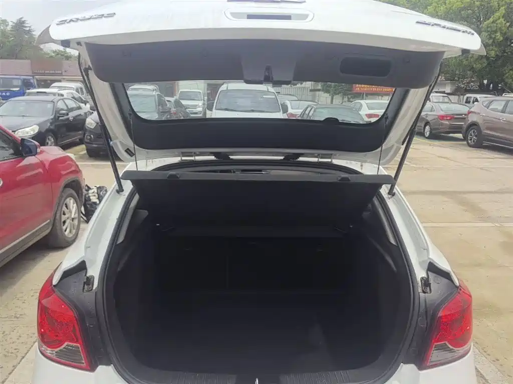 Chevrolet Cruze 2013 Hatchback 1.6L Manual Luxury фото 19