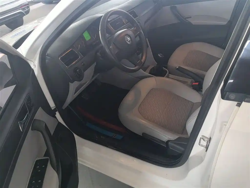 Škoda Rapid 2016 1.6L Manual Pioneer Edition фото 16