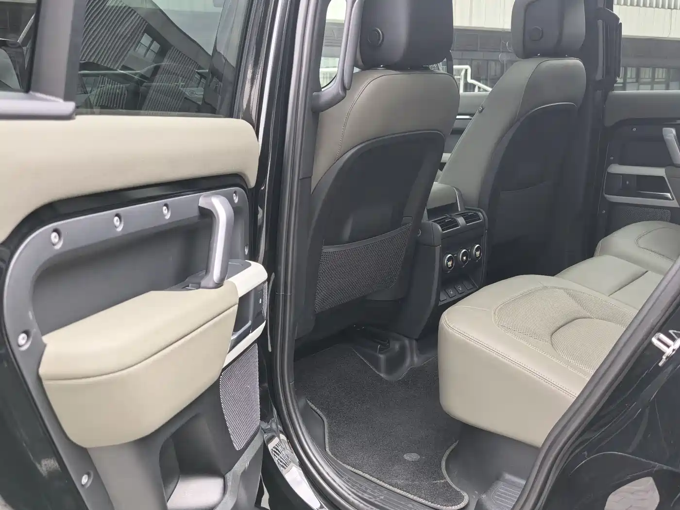 Land Rover Defender 2023 Model 110 3.0T P400 X-DYNAMIC HSE фото 12