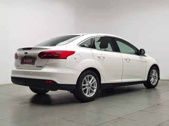 Ford Focus 2015 Sedan 1.6L Manual Trend — фото 2