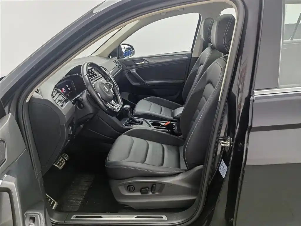 Volkswagen Tiguan L 2021 330TSI Automatic 2WD R-Line Premium фото 10