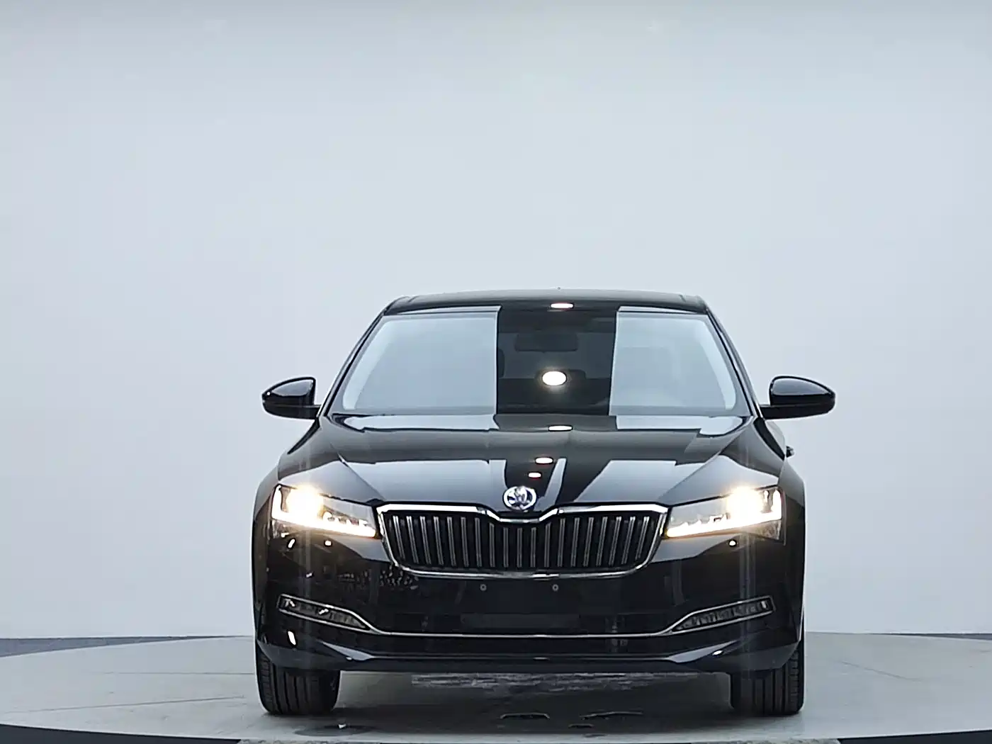 Škoda Superb 2024 TSI280 DSG Premium Edition фото 2
