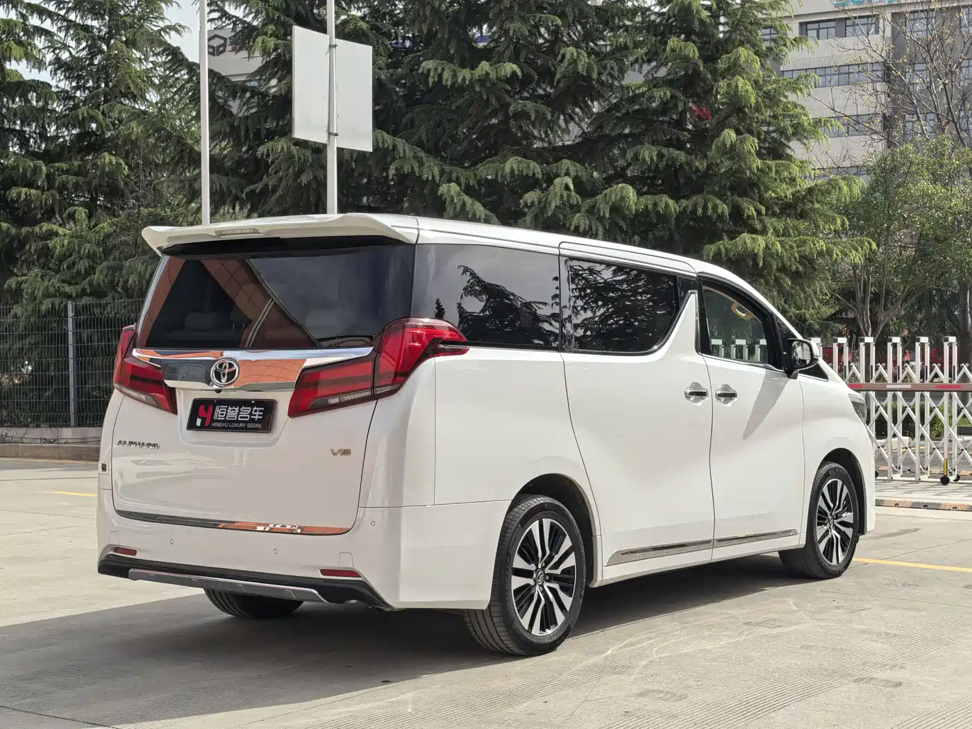Toyota Alphard 2018 3.5L Luxury фото 24