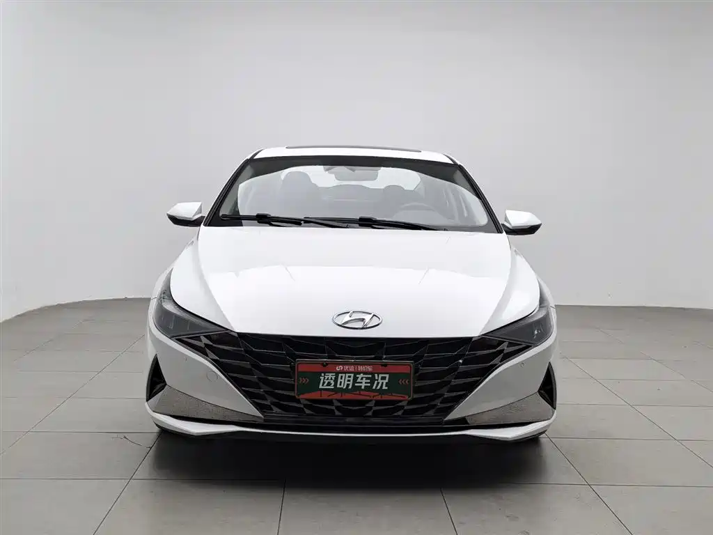Hyundai Elantra 2022 1.5L CVT LUX Premium Edition фото 3