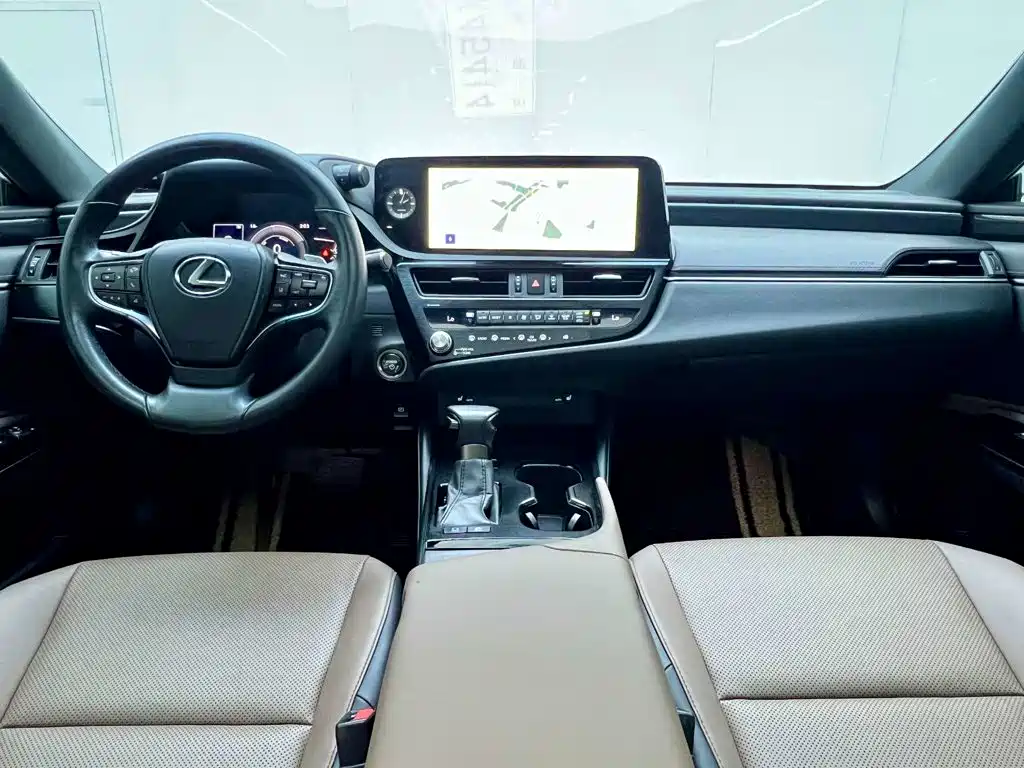 Фото 8 - Lexus ES