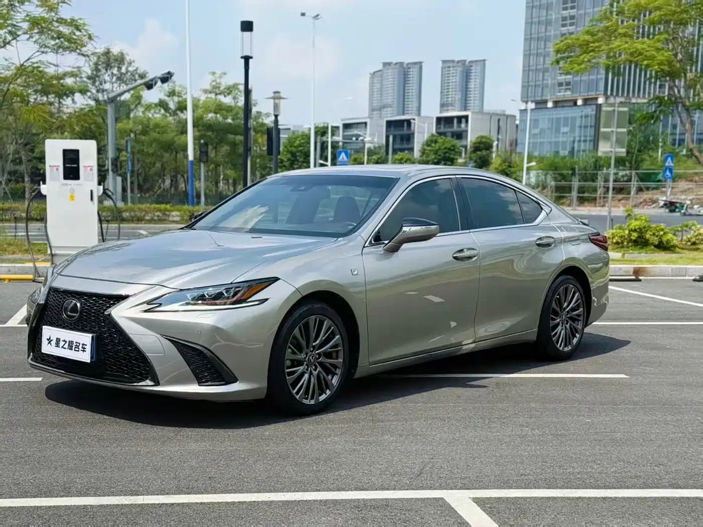 Фото 1 - Lexus ES