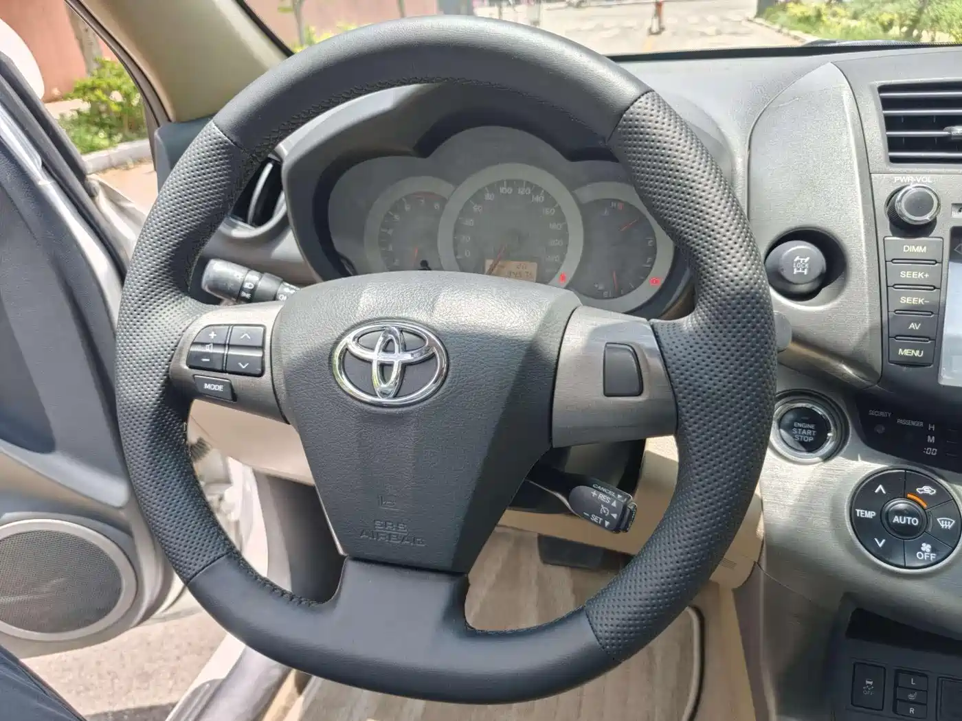 Photo 11 - Toyota RAV4 Rongfang