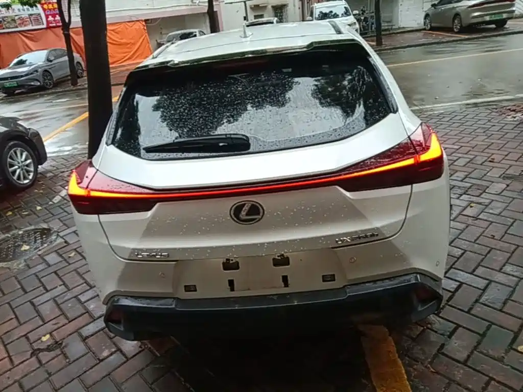 Фото 6 - Lexus UX