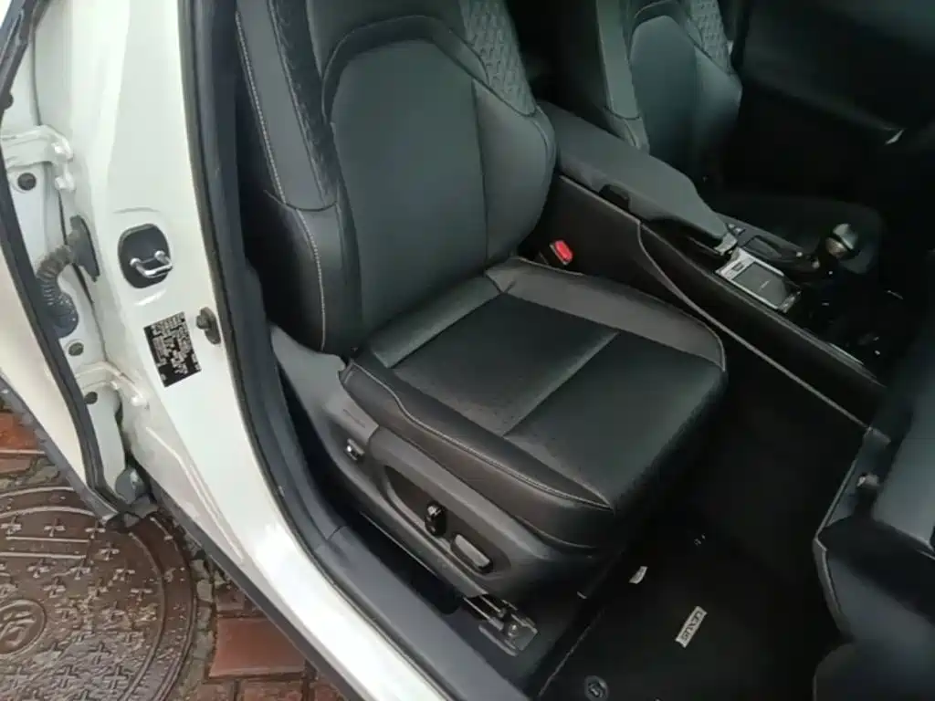 Фото 25 - Lexus UX