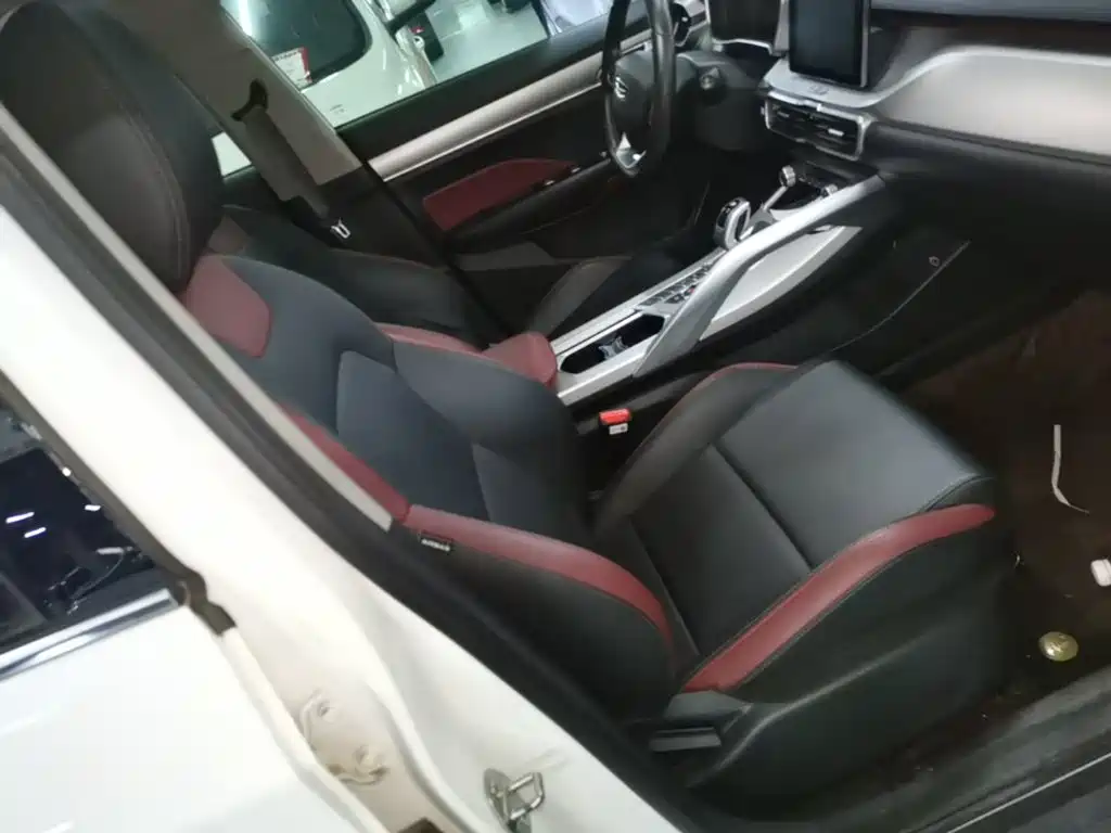 Фото 25 - Geely Coolray