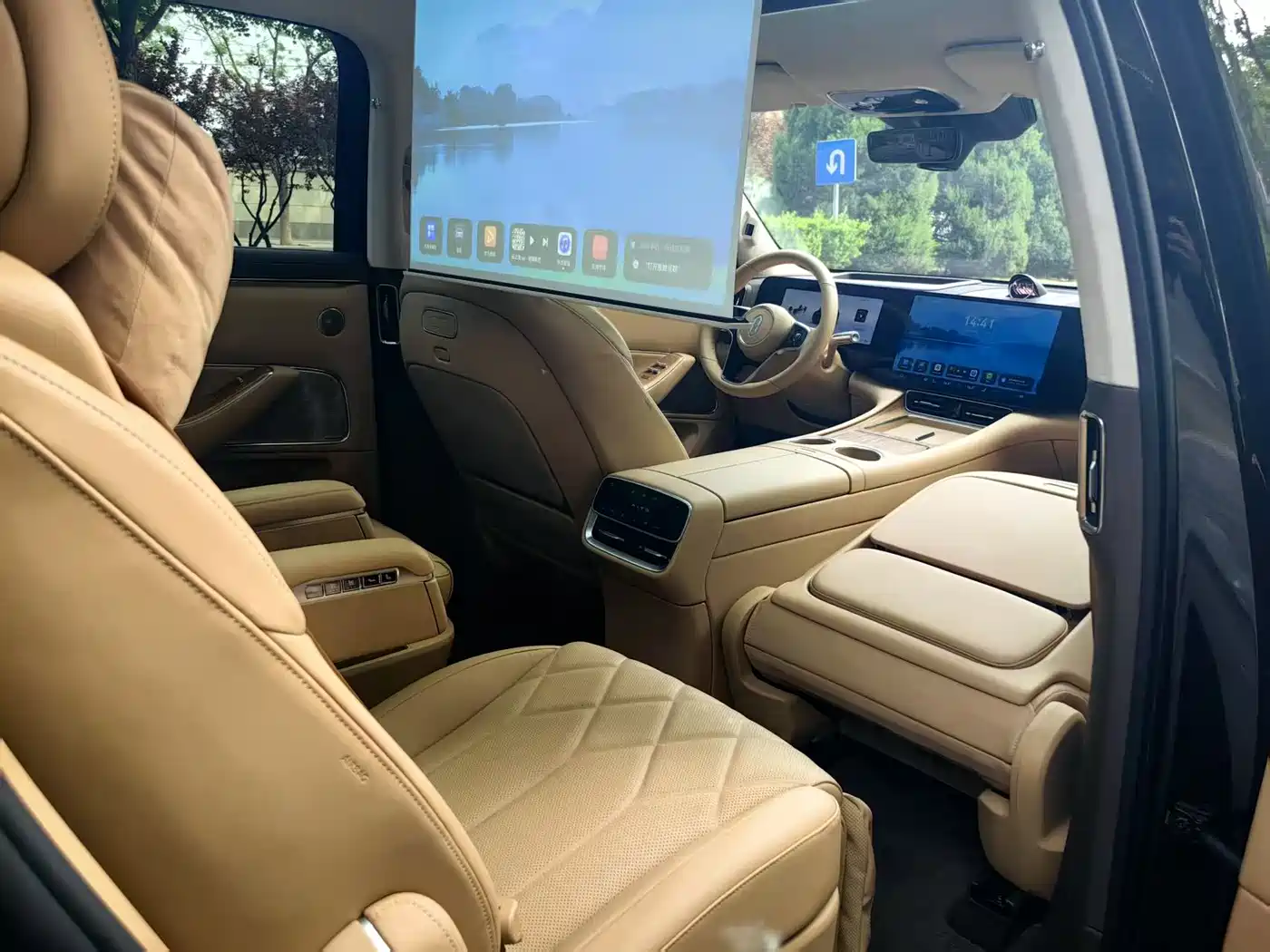 AITO Wenjie AITO M8 2025 Extended Range Ultra 53.4kWh 6-Seater фото 12
