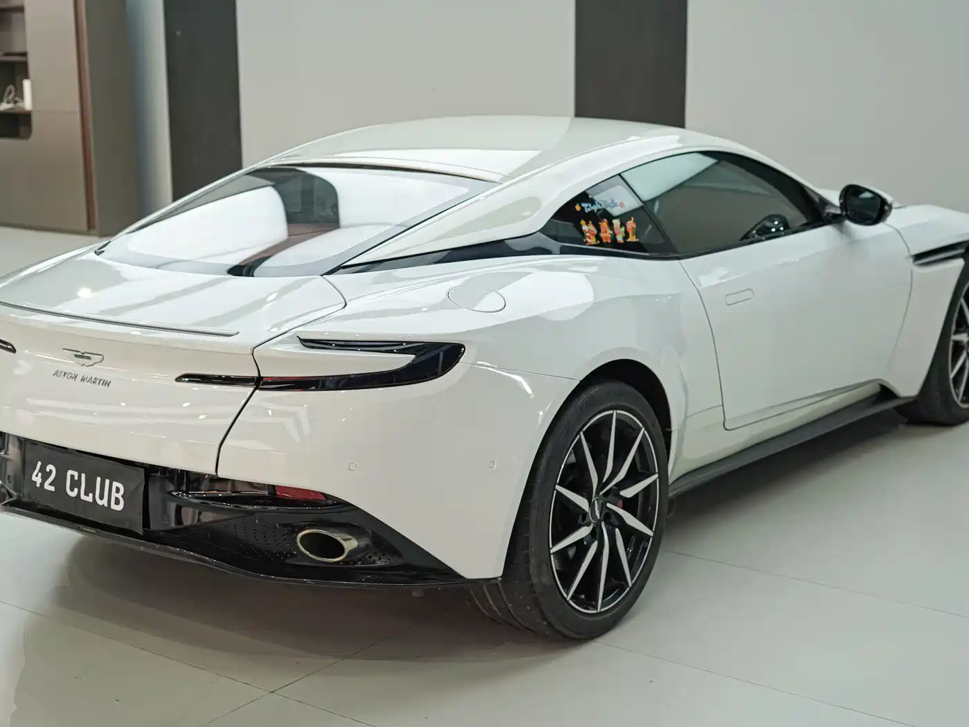 Aston Martin DB11 2020 4.0T V8 Coupe фото 6
