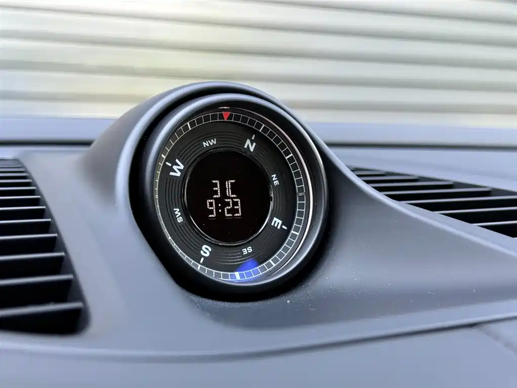 Фото 16 - Porsche Macan EV