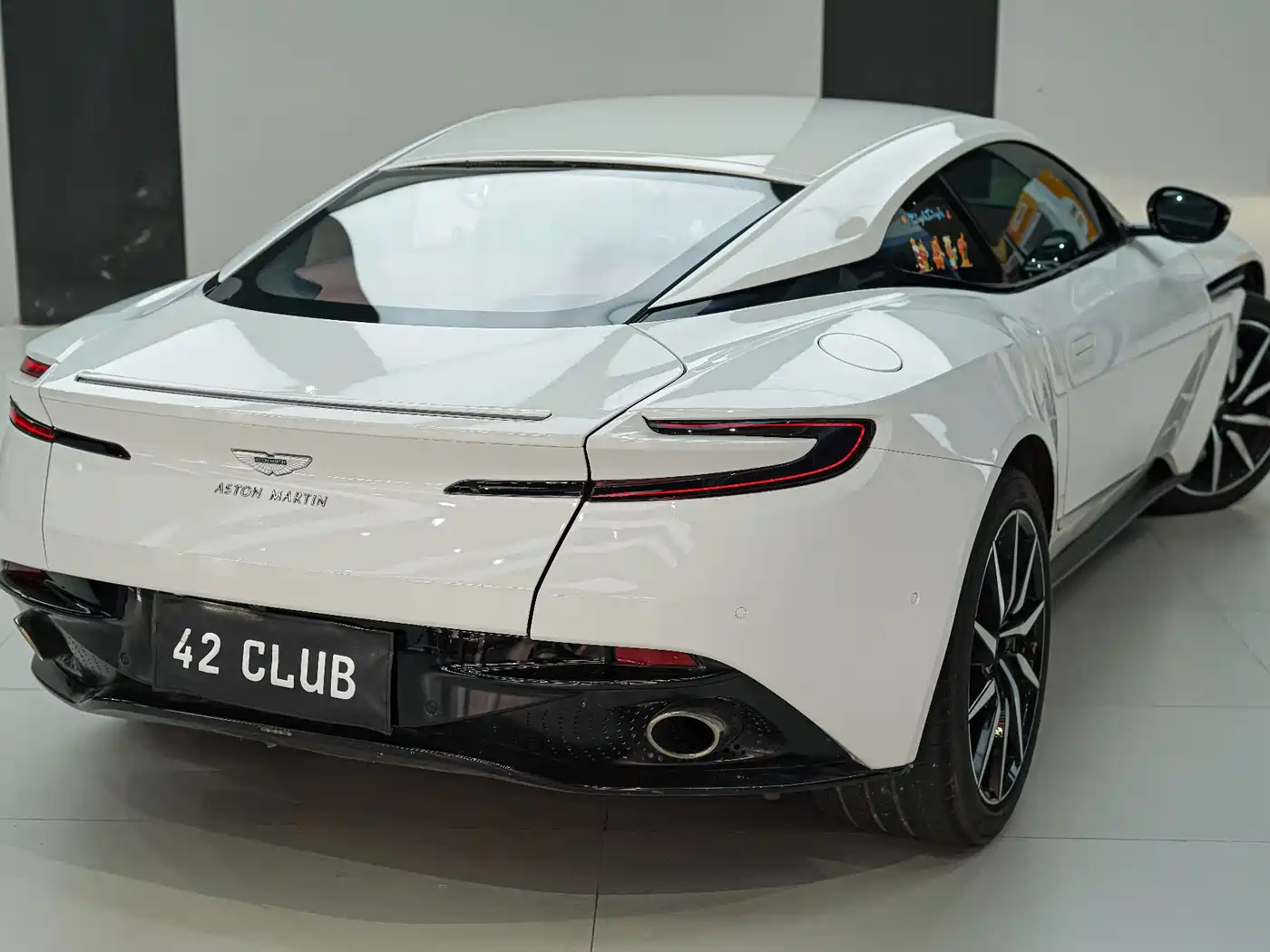 Aston Martin DB11 2020 4.0T V8 Coupe фото 4