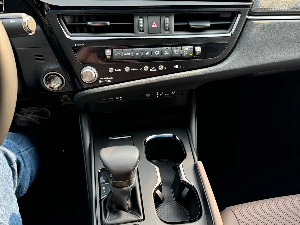Фото 9 - Lexus ES