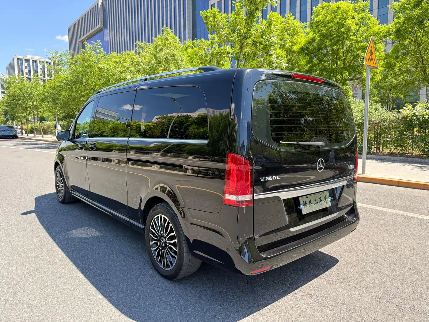 Mercedes-Benz V-Class 2017 Model V 260 L Premium Extended Edition фото 4