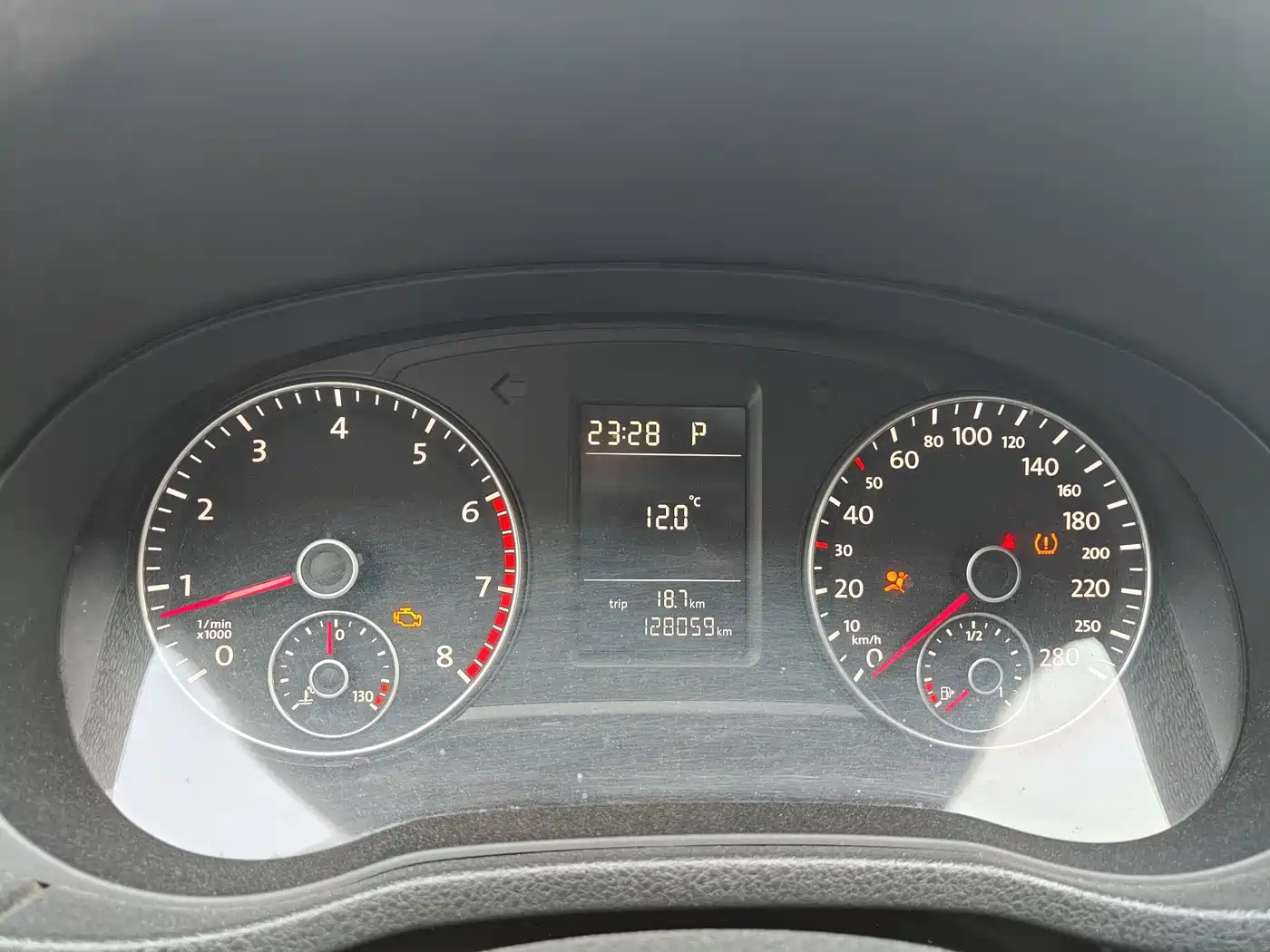 Volkswagen Passat 2014 1.8TSI DSG Luxury Edition фото 12