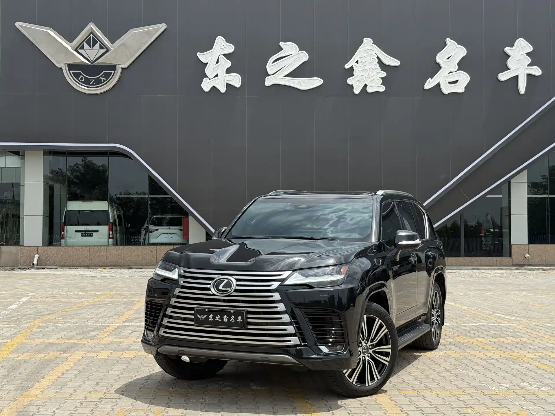 Фото 1 - Lexus LX