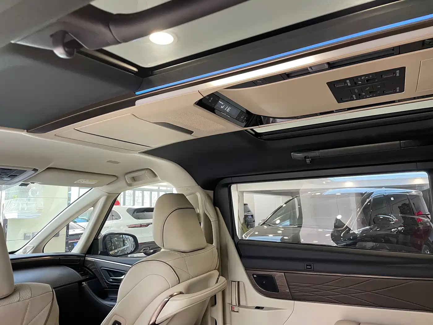 Toyota Vellfire 2024 Crown Hybrid 2.5L Executive Premium Edition фото 14